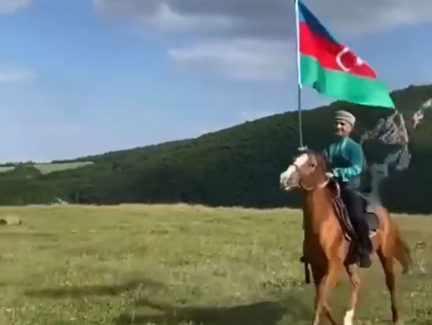 qarabag-atlari-cidir-duzunde-video